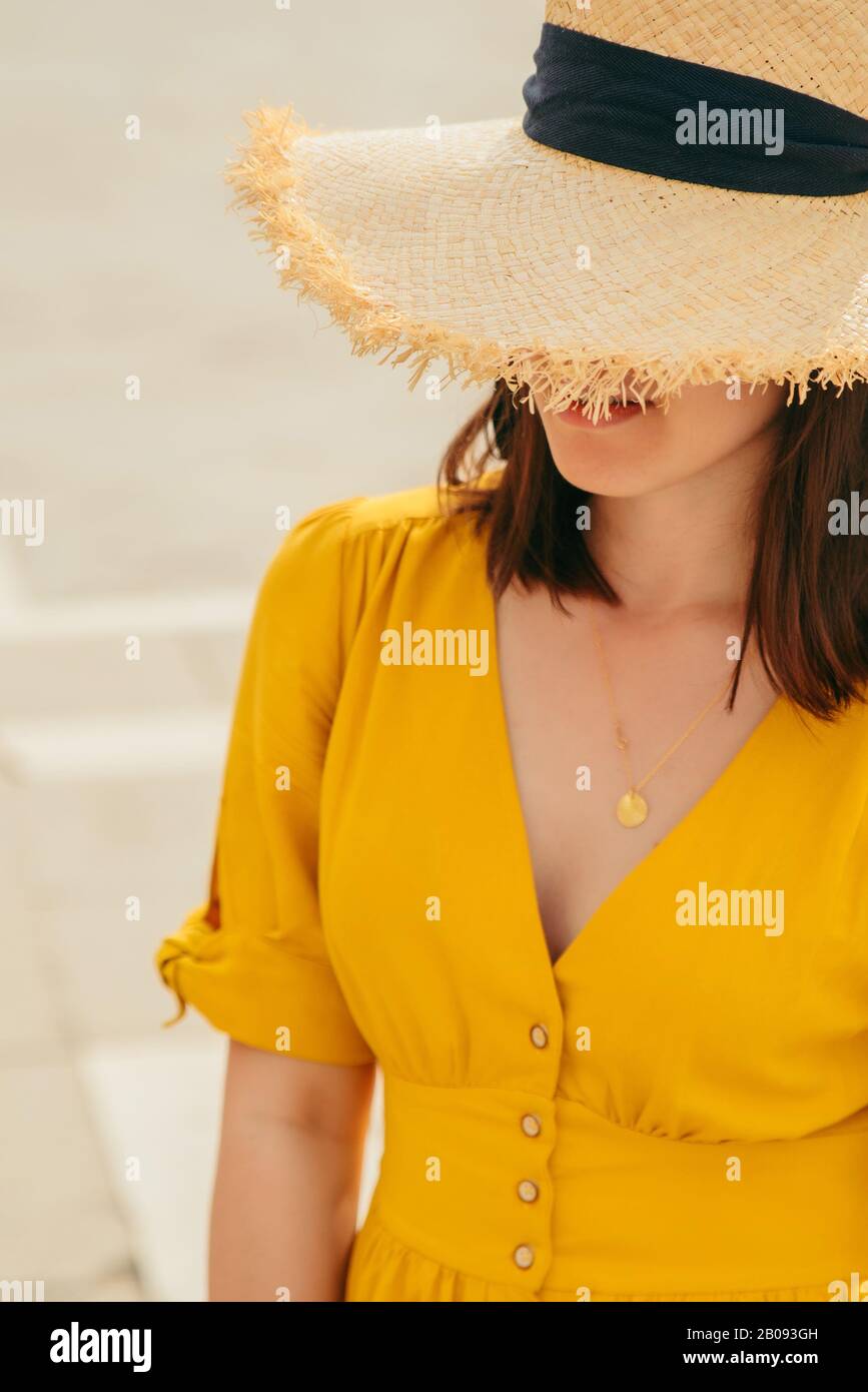 Woman big hat hiding hi-res stock photography and images - Alamy