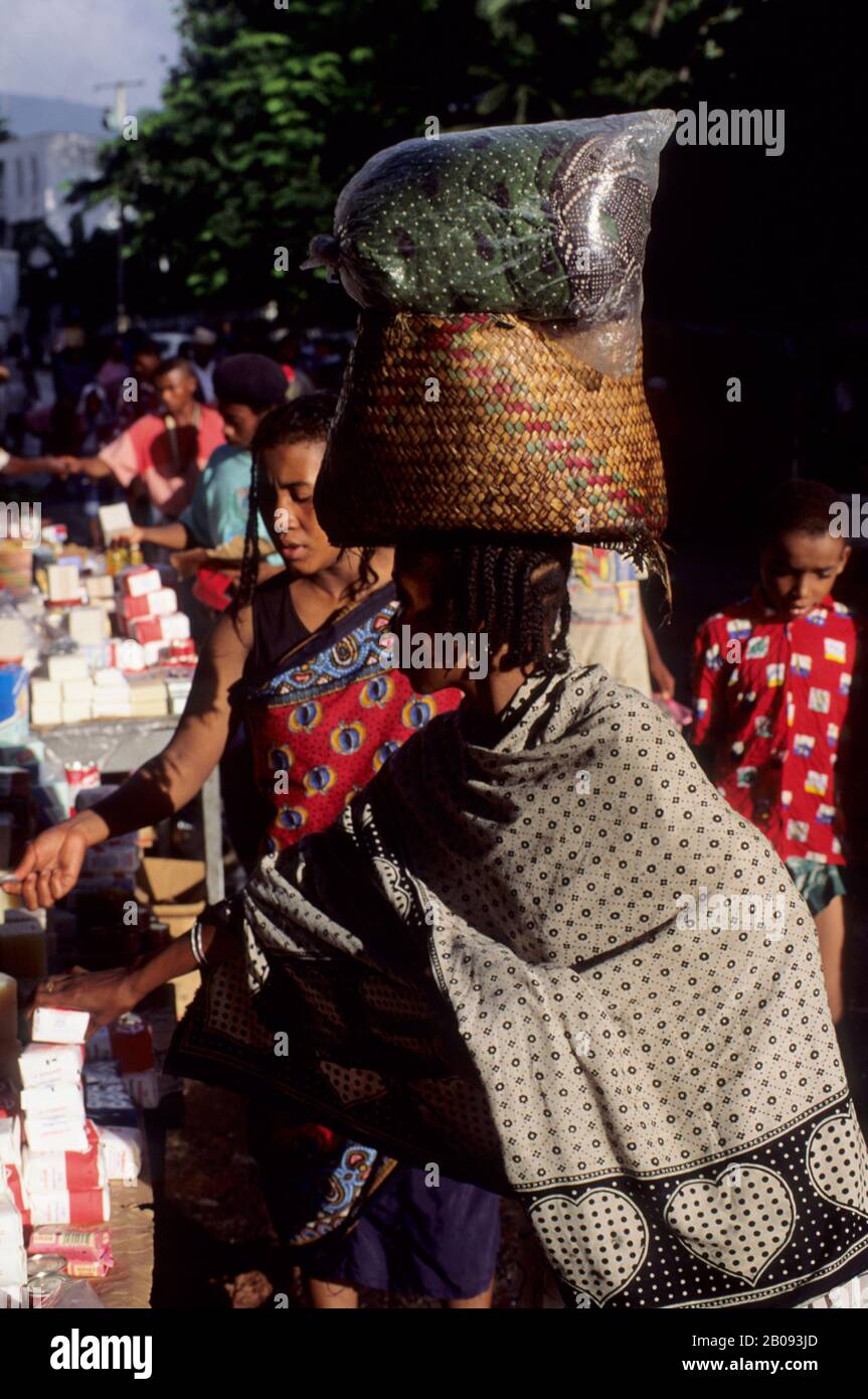 COMORO ISLAND, GRAND COMORE, MORONI, OLD TOWN, MARKET SCENE WITH WOMAN CARRYING GOODS ON HER HEAD Stock Photo