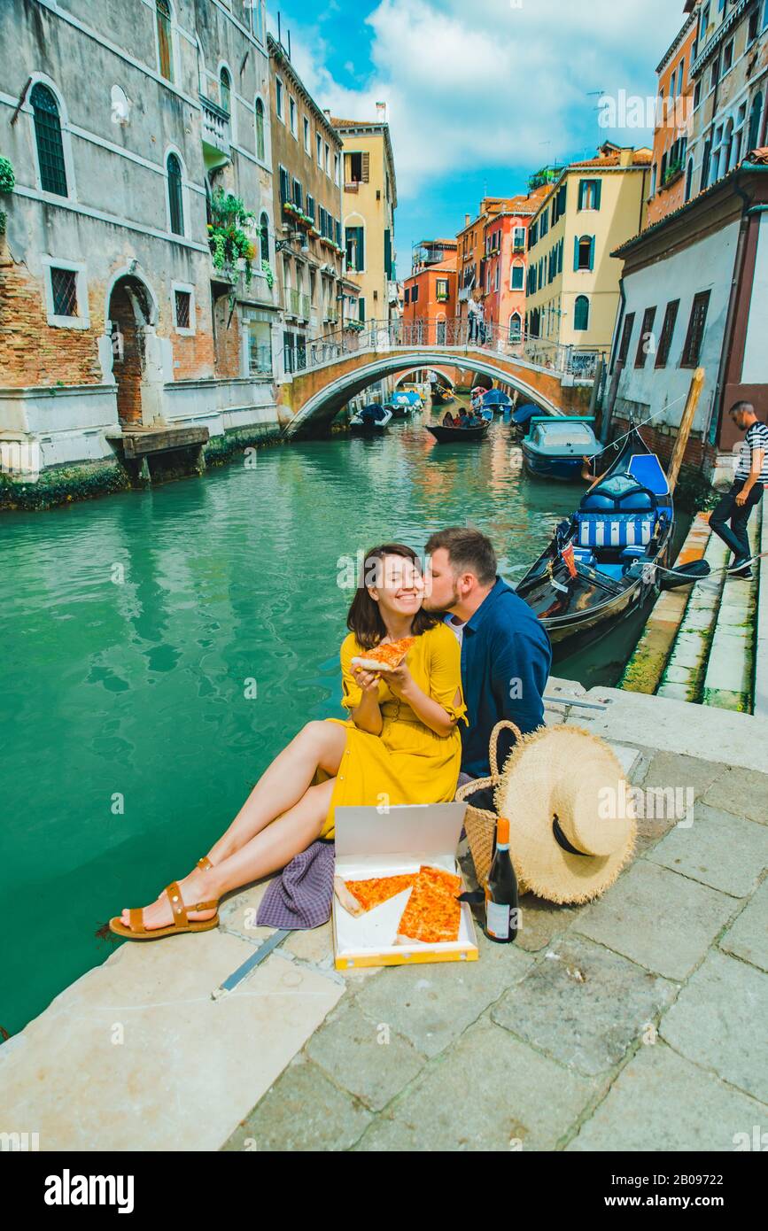 Couple gondola venice kiss hi-res stock photography and images - Alamy