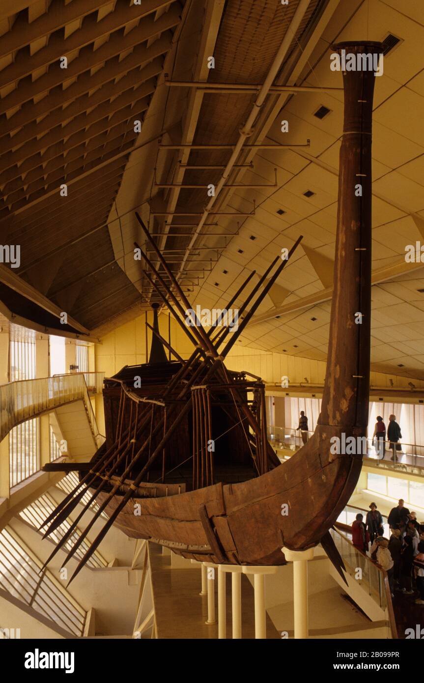 EGYPT, CAIRO, GIZA, SOLAR BOAT MUSEUM, SUN BARQUE OF CHEOPS (138'LONG, 16' WIDE) Stock Photo