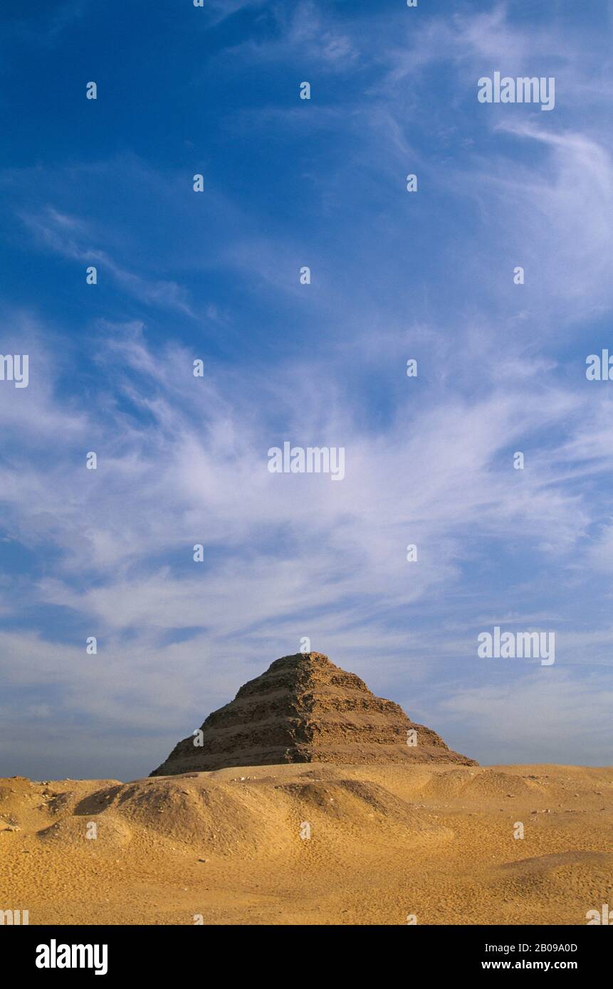 EGYPT, NEAR CAIRO, SAKKARA, STEP PYRAMID, OLDEST STONE STRUCTURE IN THE