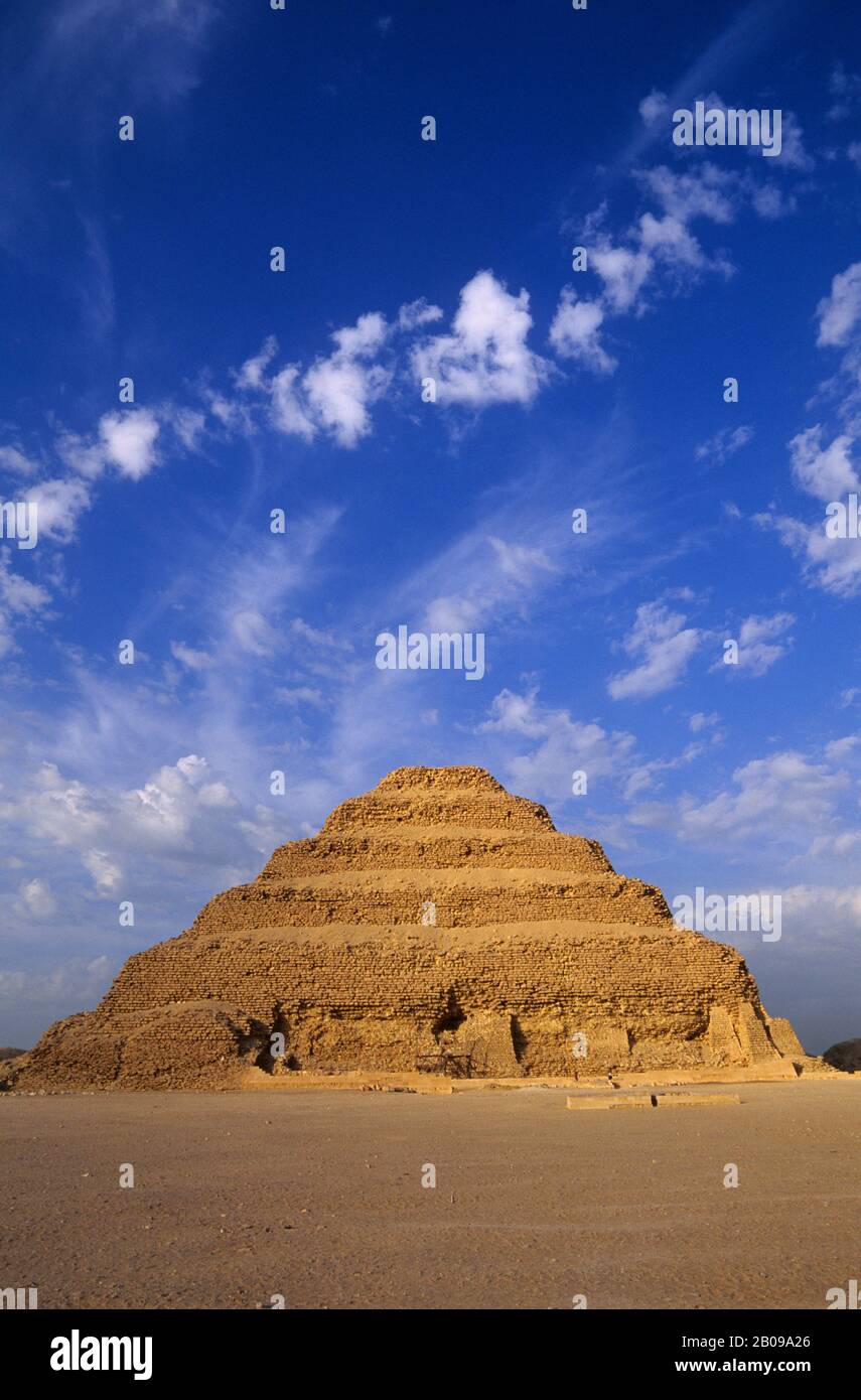 EGYPT, NEAR CAIRO, SAKKARA, STEP PYRAMID, OLDEST STONE STRUCTURE IN THE