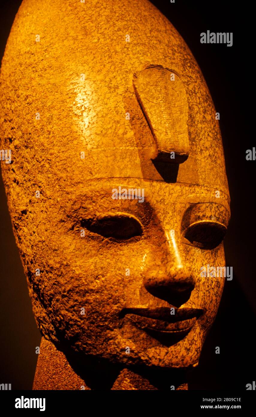 EGYPT, NILE RIVER, LUXOR, MUSEUM, STATUE OF KING AMENHOTEP III Stock Photo
