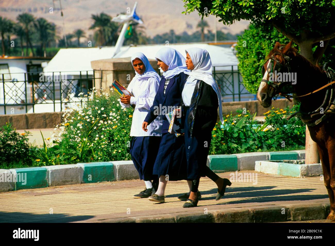 EGYPT, NILE RIVER AT LUXOR, LOCAL SCHOOL GIRLS Stock Photo Alamy