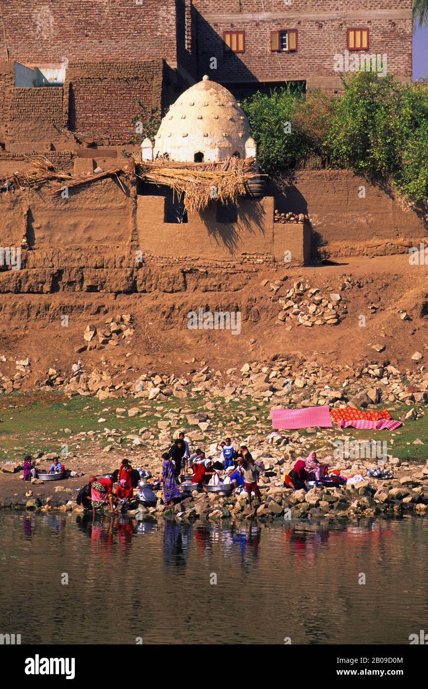 EGYPT, NILE RIVER BETWEEN LUXOR AND DENDERA, PEOPLE DOING LAUNDRY Stock Photo