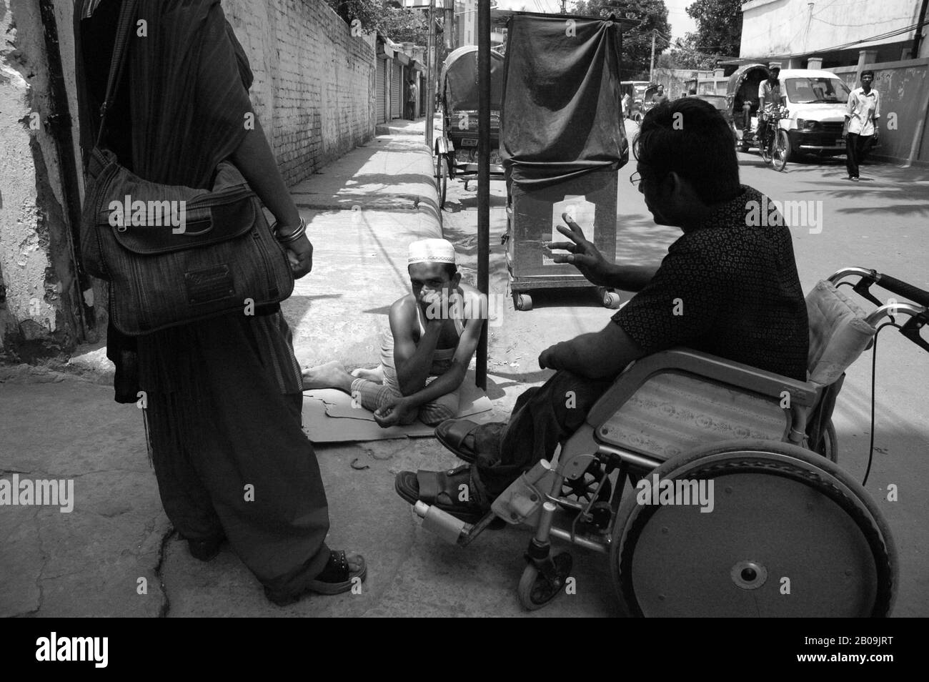 Making contact with street children by roving the streets. Dhaka, Bangladesh. May 12, 2007. . Stock Photo