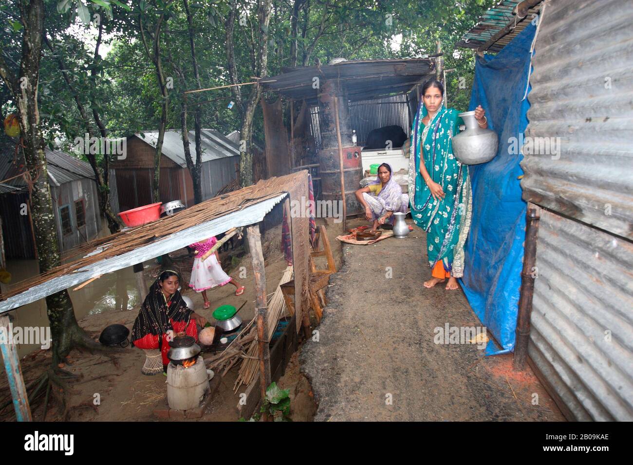 Flood affected families take shelter on the side of a highway in Sirajganj. Nearly 0.7 million people of the northern district have been affected by the severe flood of 2007. Sirajganj, Bangladesh. August 1, 2007. Stock Photo