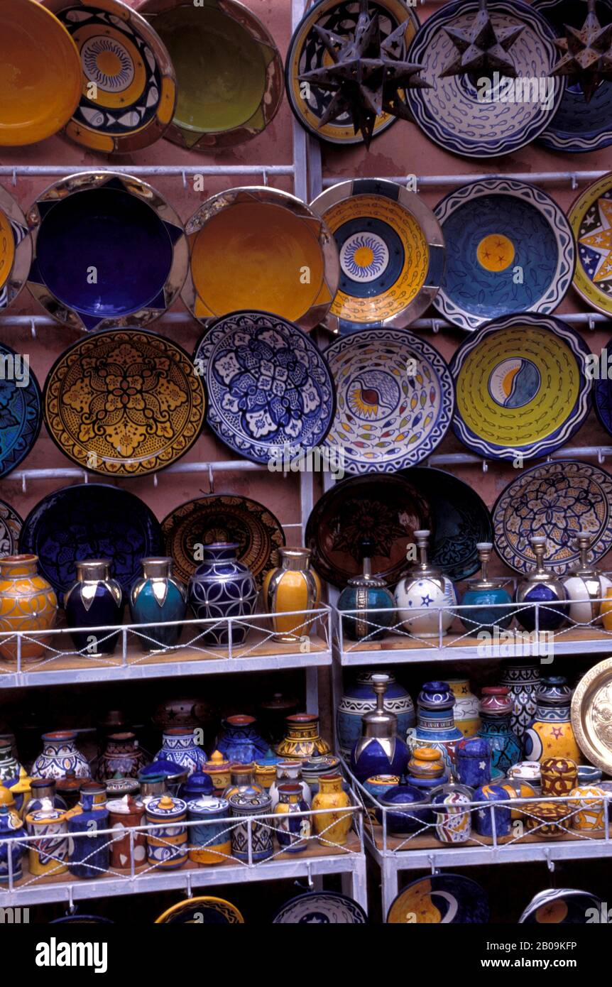 MOROCCO, MARRAKECH, SOUK SCENE, COLORFUL PLATES Stock Photo - Alamy