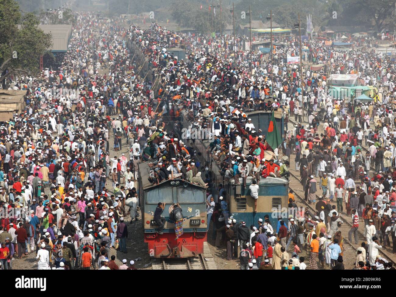 Thousands of Muslim devotees return home after attending Bishwa Ijtema on the bank of the Turag river, in Tongi, Bangladesh. January 24, 2010. Stock Photo