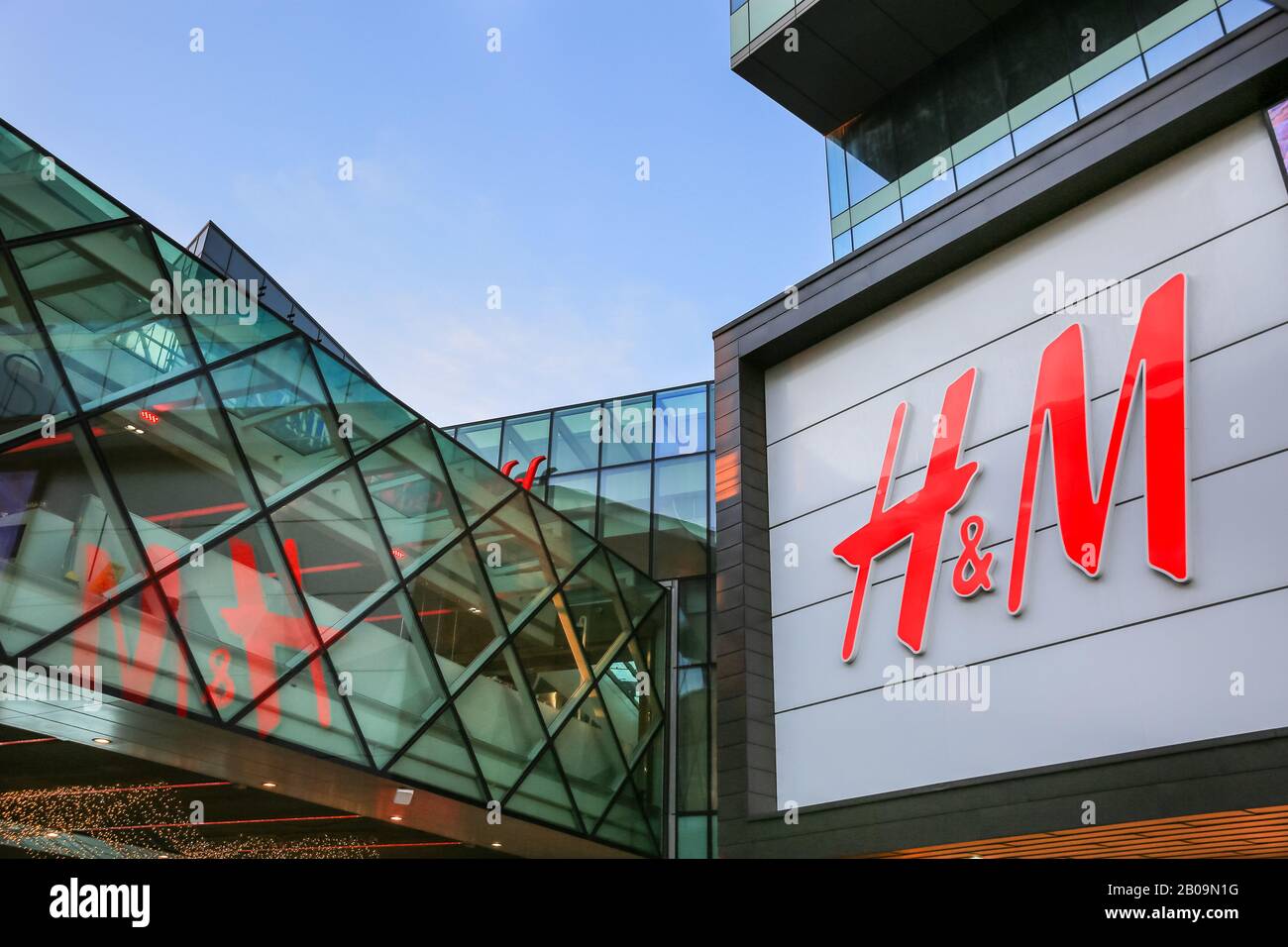 H&m stratford cheap opening times