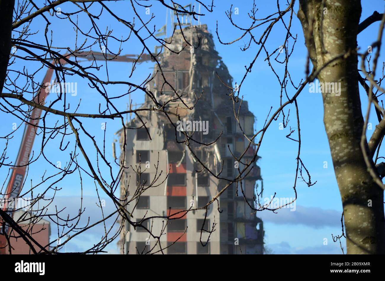 Newshot, Edmonstone and Howcraigs courts and four maisonette blocks, at Clydebank East getting demolished to make way for new housing Stock Photo