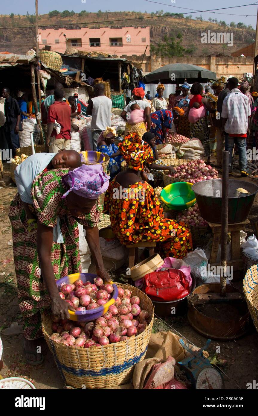 MALI, BAMAKO, MARKET, PEOPLE SELLING PRODUCE Stock Photo