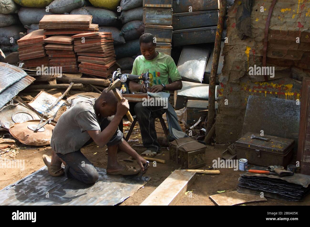 MALI, BAMAKO, RECYCLE MARKET, SCRAP METAL WORKER Stock Photo