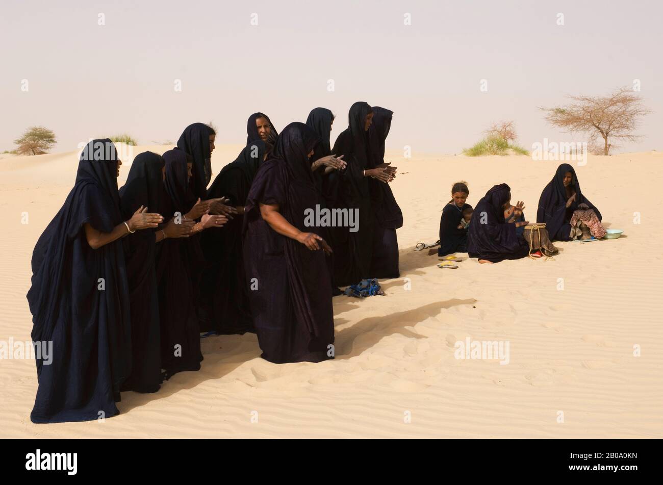 MALI, NEAR TIMBUKTU, SAHARA DESERT, TUAREG WOMEN PERFORMING TRADITIONAL DANCE IN DESERT, CLAPPING WITH HANDS Stock Photo
