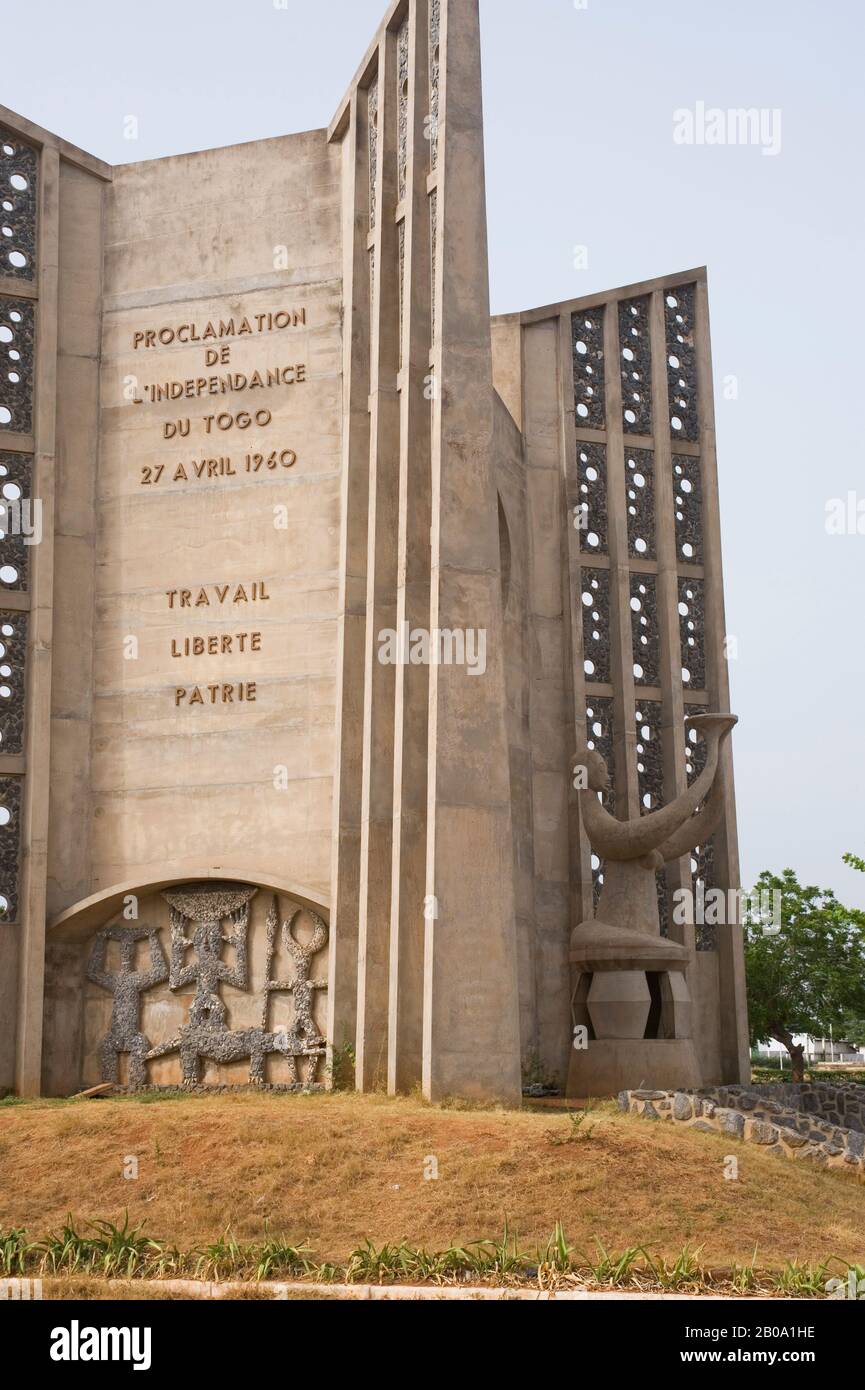 WEST AFRICA, TOGO, LOME, INDEPENDANCE SQUARE AND MONUMENT Stock Photo