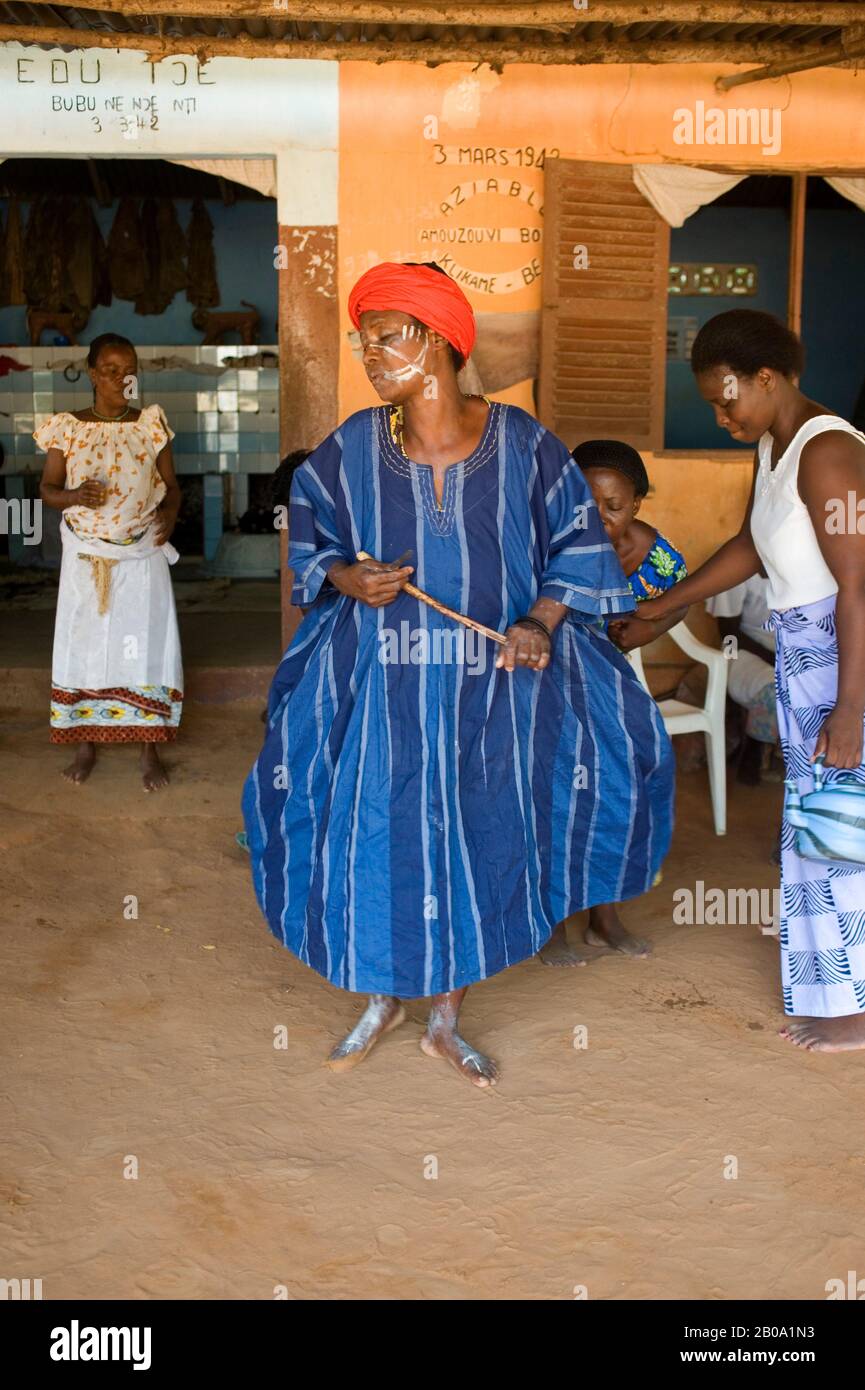 WEST AFRICA, TOGO, LOME, GORO VOODOO CEREMONY, PRIESTESS Stock Photo Alamy