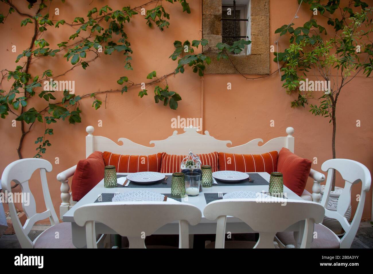 Table and chairs outside a Taverna in the old town of Rethymno ( Rethimno  ). The city is located on the north coast of Crete. August 2018 Stock Photo  - Alamy