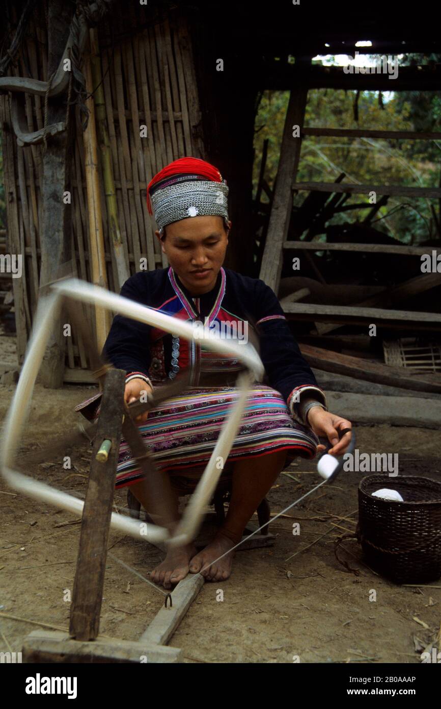 CHINA, YUNAN PROVINCE, HUA YAO DAI WOMAN IN TRADITION DRESS, SPINNING WOOL, XISHUANG BANA Stock Photo