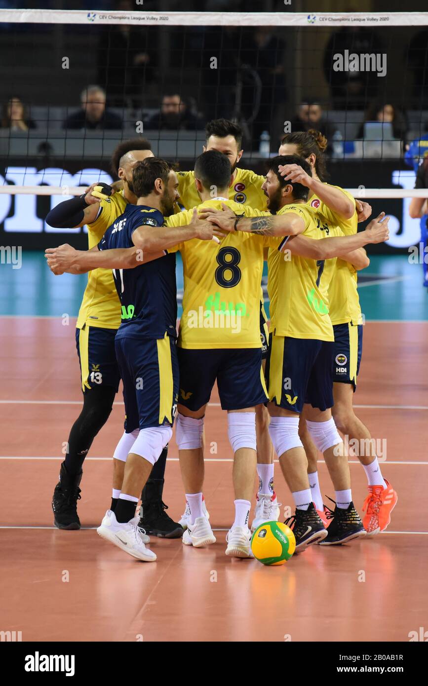 hug players fenerbahce hdi sigorta istanbul during Cucine Lube Civitanova vs Fenerbahce HDI Sigorta Istanbul, Civitanova, Italy, 19 Feb 2020, Volleyba Stock Photo