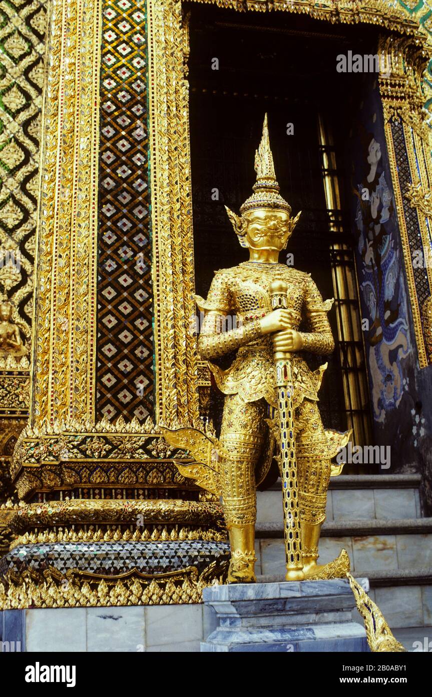 THAILAND, BANGKOK, GRAND PALACE, GUARDIAN STATUE WITH MOSAIC DETAIL Stock Photo