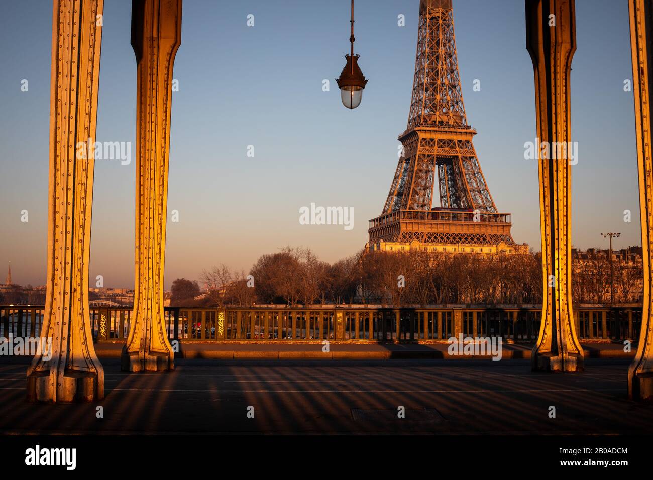 Sunset on the Eiffel Tower, seen from Pont de Bir Hakeim bridge, Paris Stock Photo