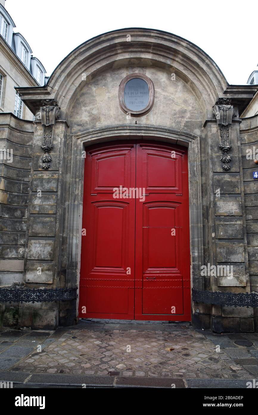 Red door paris france hi-res stock photography and images - Alamy