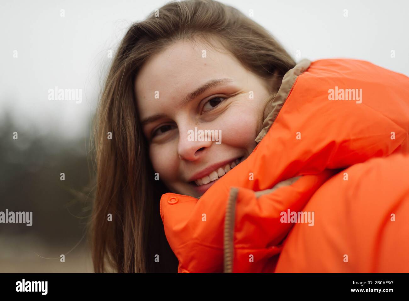 Woman smiling outdoors hi-res stock photography and images - Alamy