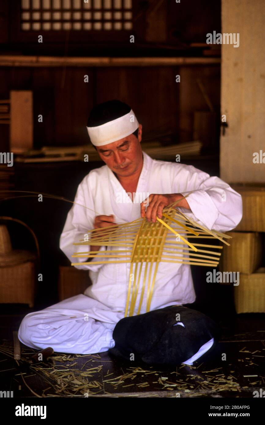 KOREA, NEAR SEOUL, KOREAN FOLK VILLAGE, BASKET WEAVER Stock Photo Alamy