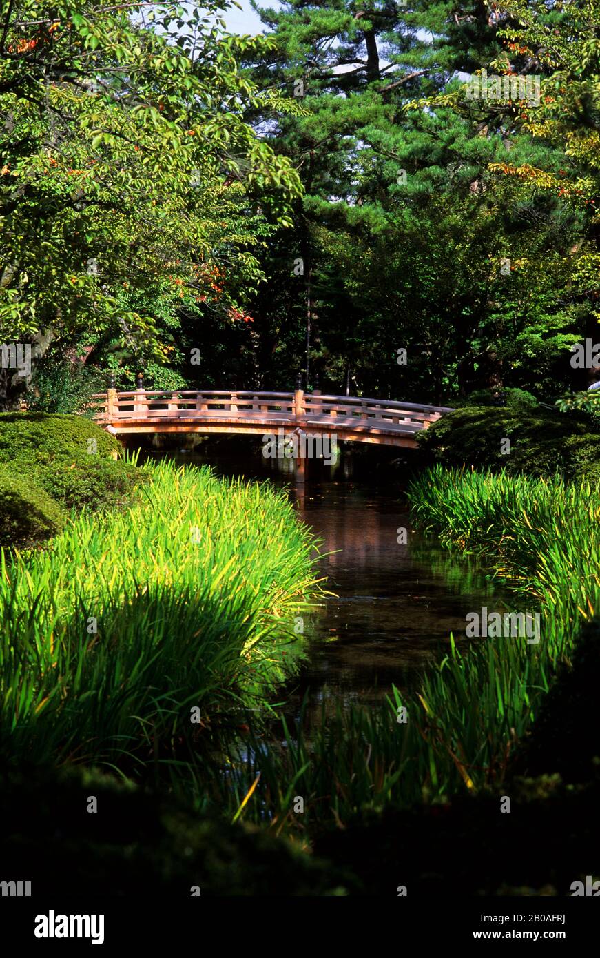 JAPAN, HONSHU ISLAND, KANAZAWA, KENROKU-EN GARDEN, BRIDGE Stock Photo