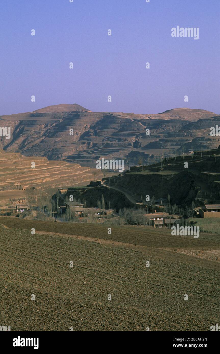 CHINA, GANSU PROVINCE, NEAR LANSHOU, FIELDS, LOESS PLATEAU Stock Photo