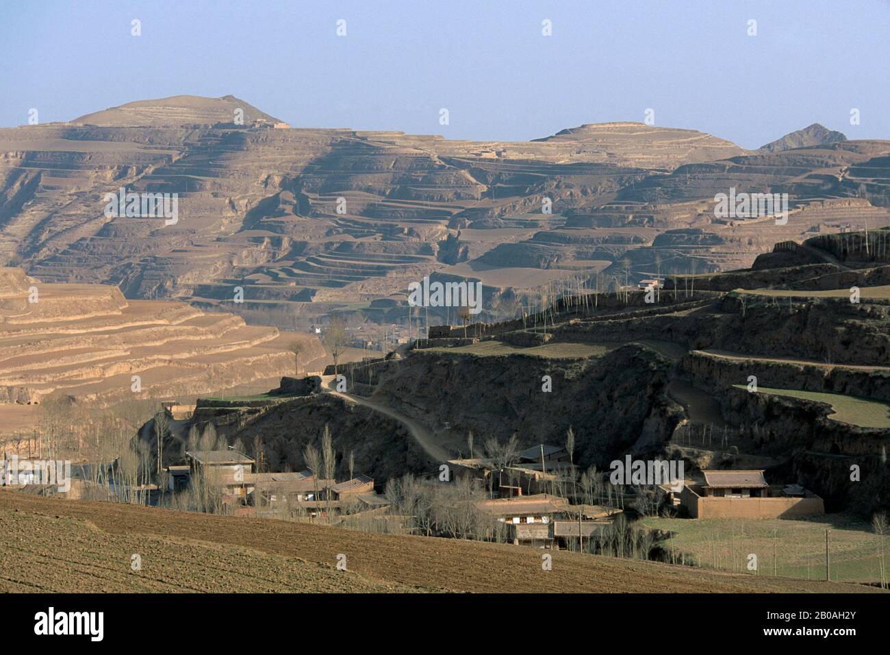 CHINA, GANSU PROVINCE, NEAR LANSHOU, FIELDS, LOESS PLATEAU Stock Photo