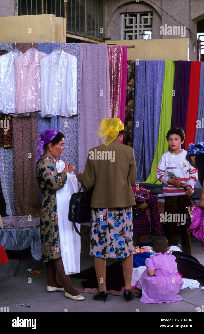 CHINA, XINJIANG PROVINCE, TURFAN, MARKET SCENE, UIGUR WOMEN Stock Photo