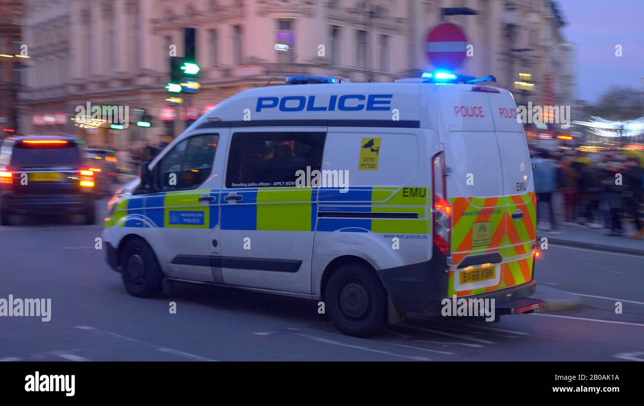 Police car light uk night hi-res stock photography and images - Alamy