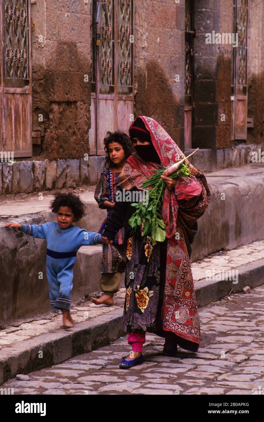 Yemen Veiled Woman High Resolution Stock Photography and Images - Alamy
