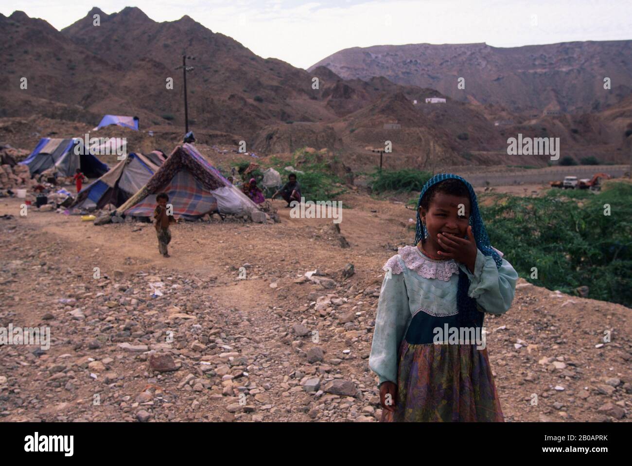 YEMEN, AL MUKALLA, PEOPLE FROM COUNTRYSIDE LIVING IN TENTS, LOOKING FOR WORK IN CITY, GIRL Stock Photo