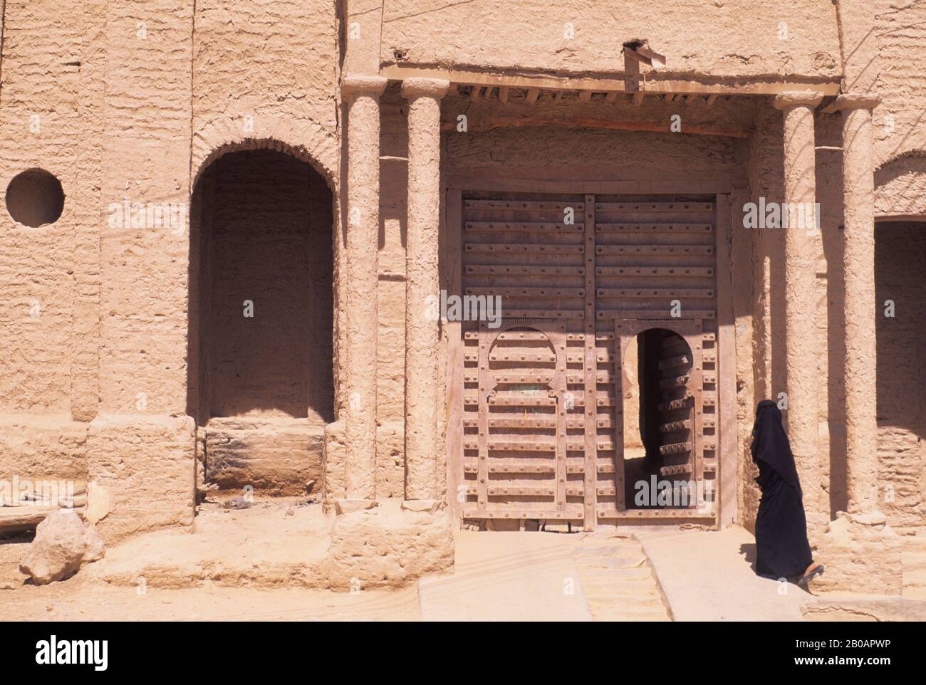 Yemen veiled woman hi-res stock photography and images - Alamy