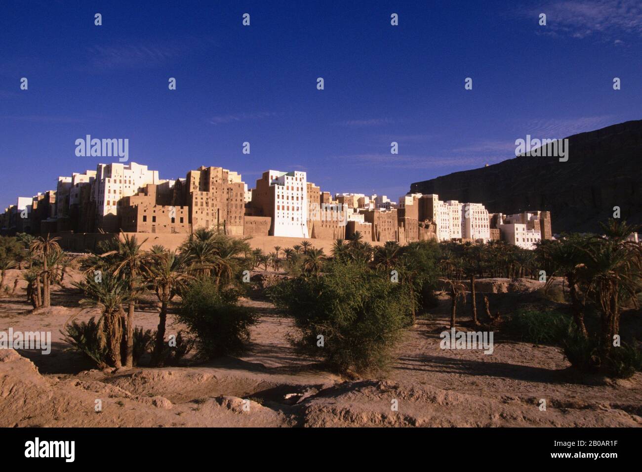 YEMEN, WADI HADRAMAWT, VIEW OF SHIBAM, 'MANHATTAN OF THE DESERT' Stock Photo