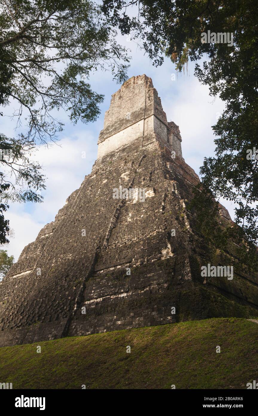 Guatemala, Tikal National Park, Gran Plaza, Templo II, Temple of the Masks, 8th c AD; UNESCO World Heritage Site Stock Photo
