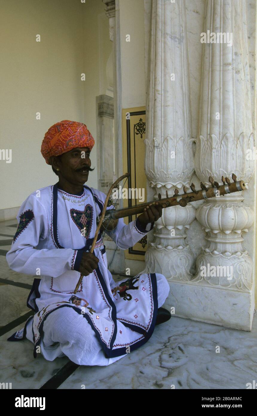 INDIA, JAIPUR, LOCAL MAN PLAYING RAWAN HATHA, STRING INSTRUMENT FROM