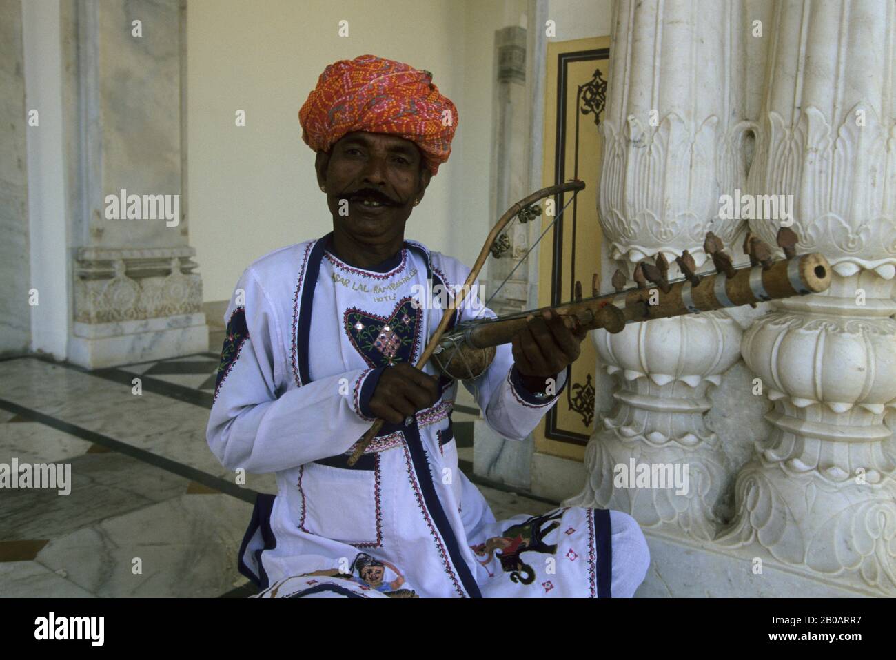 INDIA, JAIPUR, LOCAL MAN PLAYING RAWAN HATHA, STRING INSTRUMENT FROM