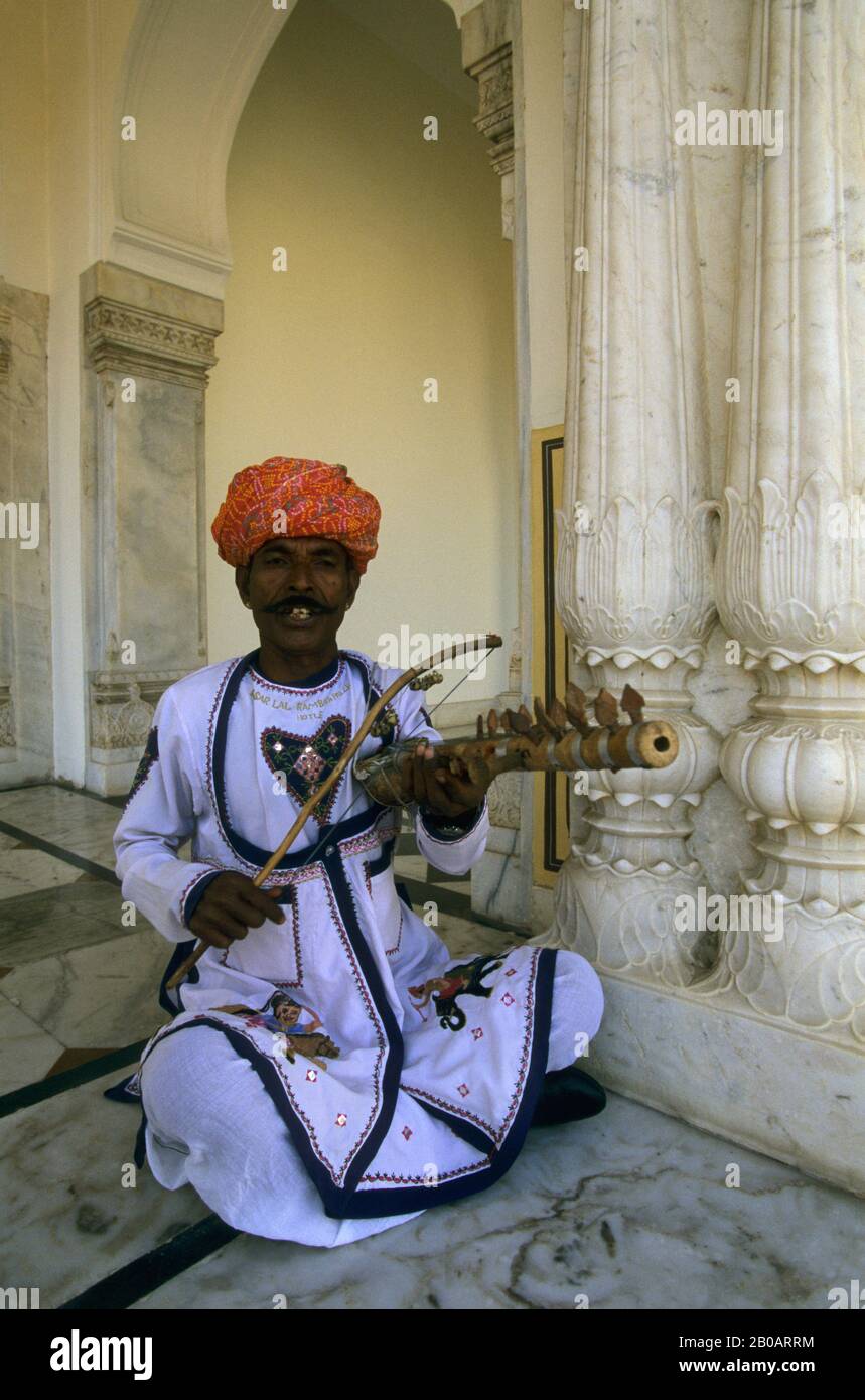 INDIA, JAIPUR, LOCAL MAN PLAYING RAWAN HATHA, STRING INSTRUMENT FROM