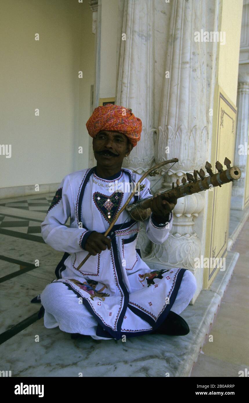 INDIA, JAIPUR, LOCAL MAN PLAYING RAWAN HATHA, STRING INSTRUMENT FROM