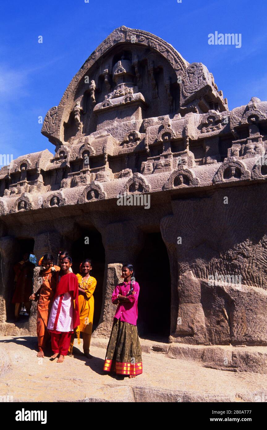 INDIA, NEAR MADRAS (CHENNAI), MAHABALIPURAM, FIVE RATHAS, INDIAN GIRLS Stock Photo