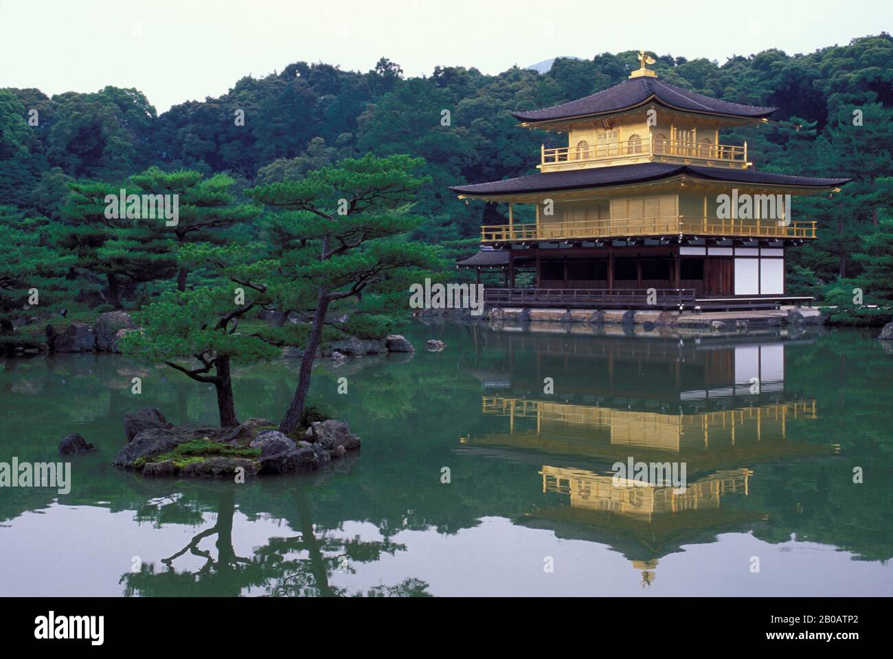 JAPAN, KYOTO, KINKAKUJI TEMPLE, GOLDEN PAVILION, REFLECTING IN POND Stock Photo