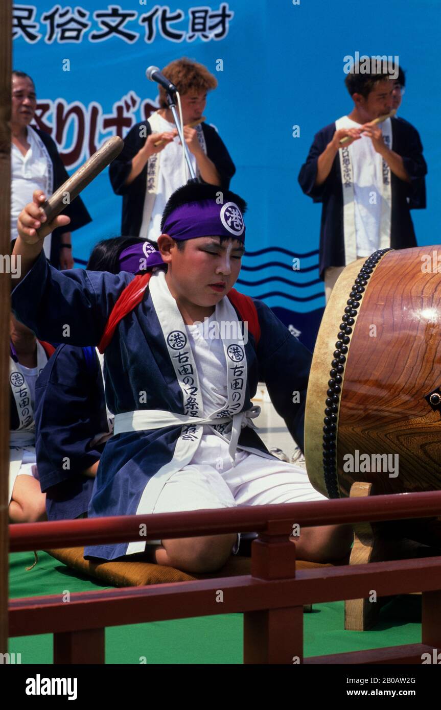 JAPAN, OKAYAMA, KORAKUEN GARDEN, LOCAL BOY, IN ORCHESTRA PLAYING