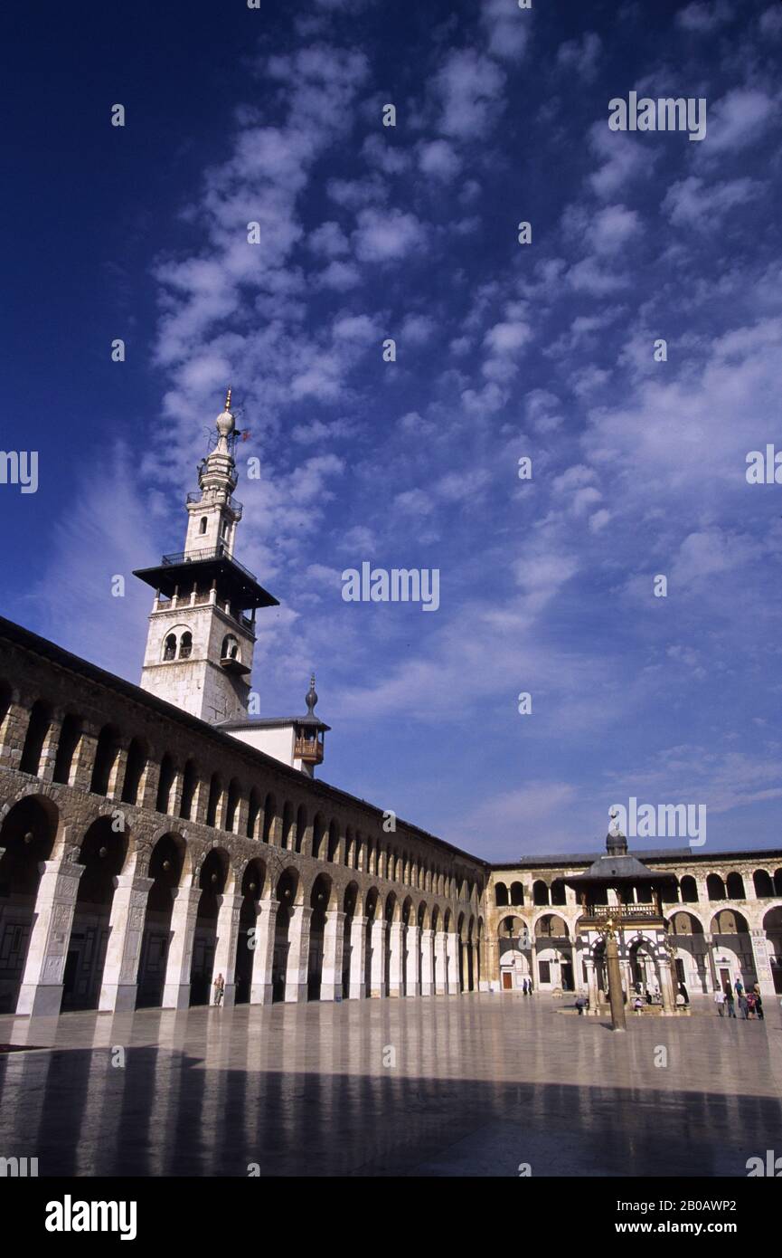 SYRIA, DAMASCUS, OLD TOWN, UMAYYAD MOSQUE, INNER COURTYARD, BUILT IN 705 A.D Stock Photo Alamy
