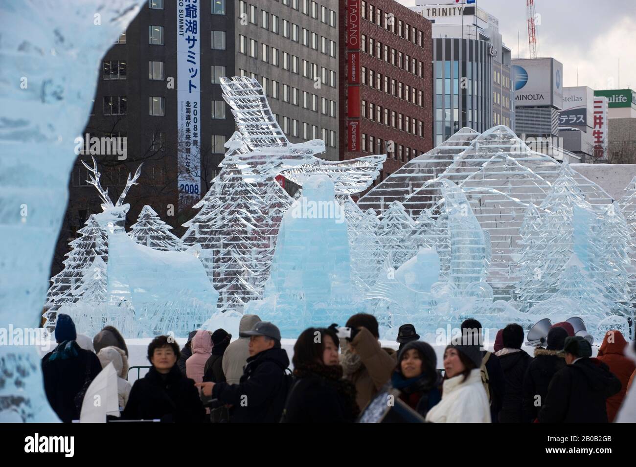 JAPAN, HOKKAIDO ISLAND, SAPPORO, SAPPORO SNOW FESTIVAL, PEOPLE VIEWING ICE  SCULPTURES Stock Photo - Alamy