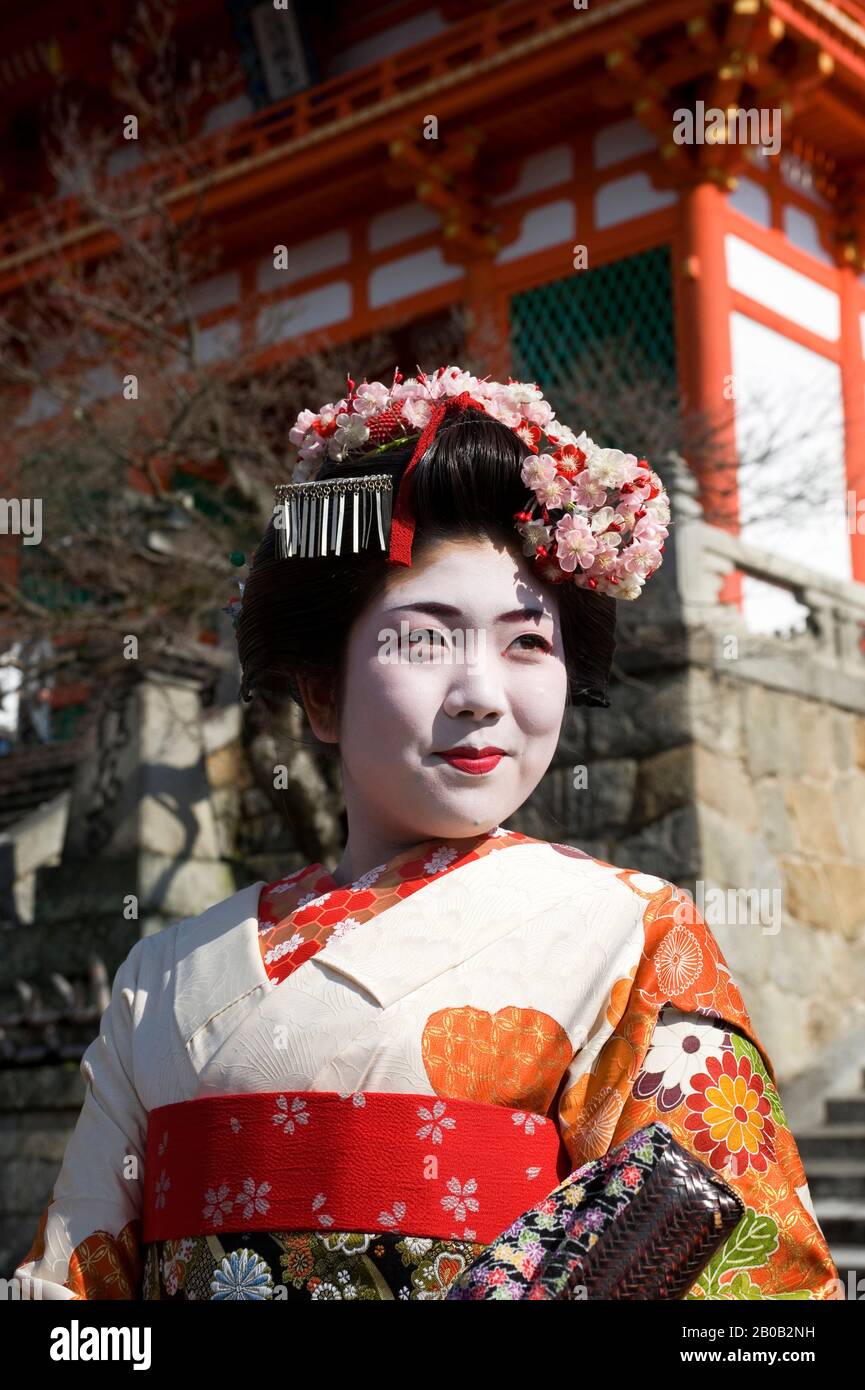 JAPAN, KYOTO, KIYOMIZU TEMPLE IN WINTER, GEISHA, PORTRAIT Stock Photo -  Alamy