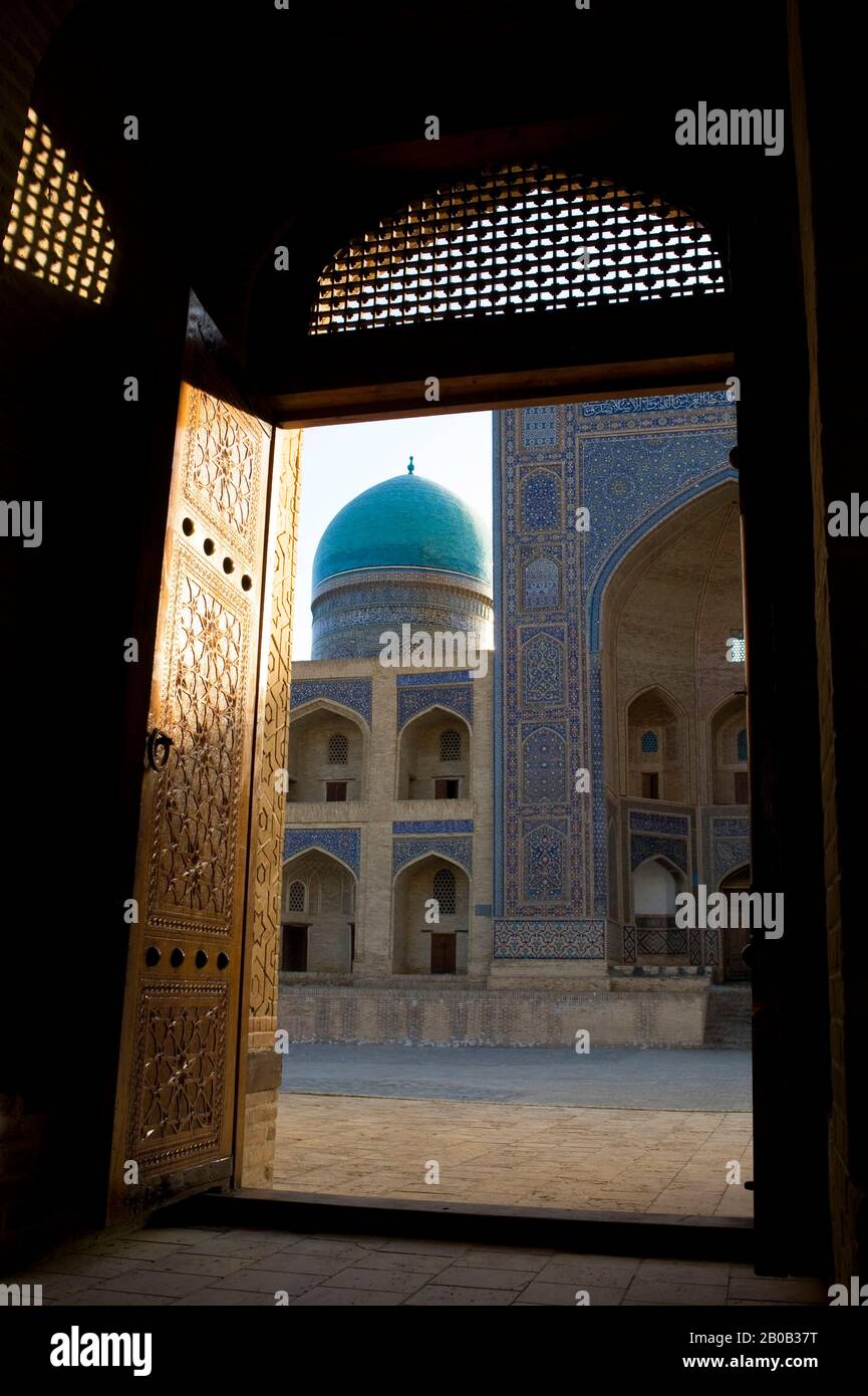 UZBEKISTAN, BUKHARA, VIEW OF MIRI ARAB MADRASAH (RELIGIOUS SCHOOL) FROM KALON MOSQUE Stock Photo