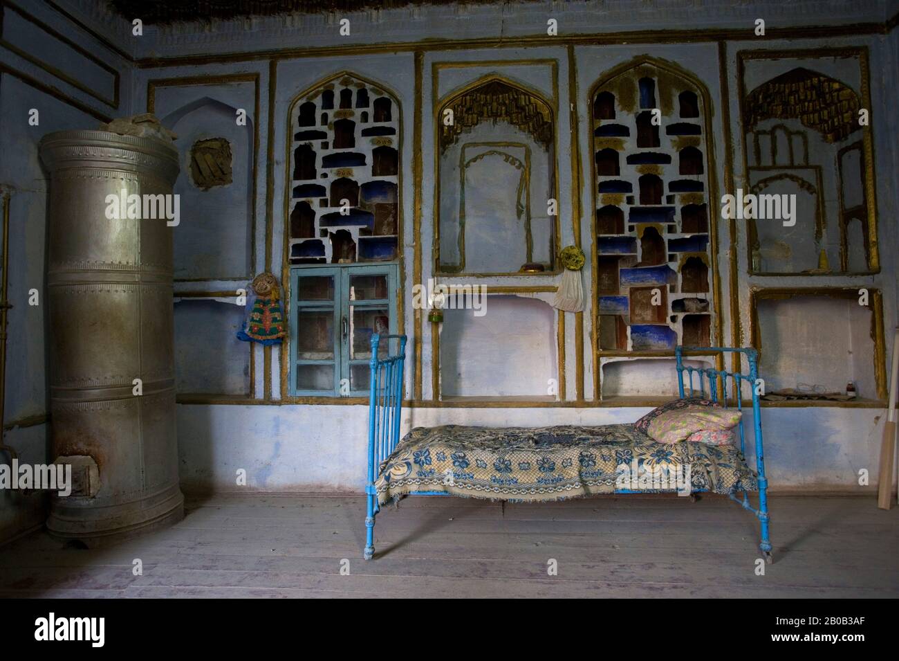 UZBEKISTAN, BUKHARA, OLD TRADITIONAL HOUSE, DETERIORATING, BED Stock